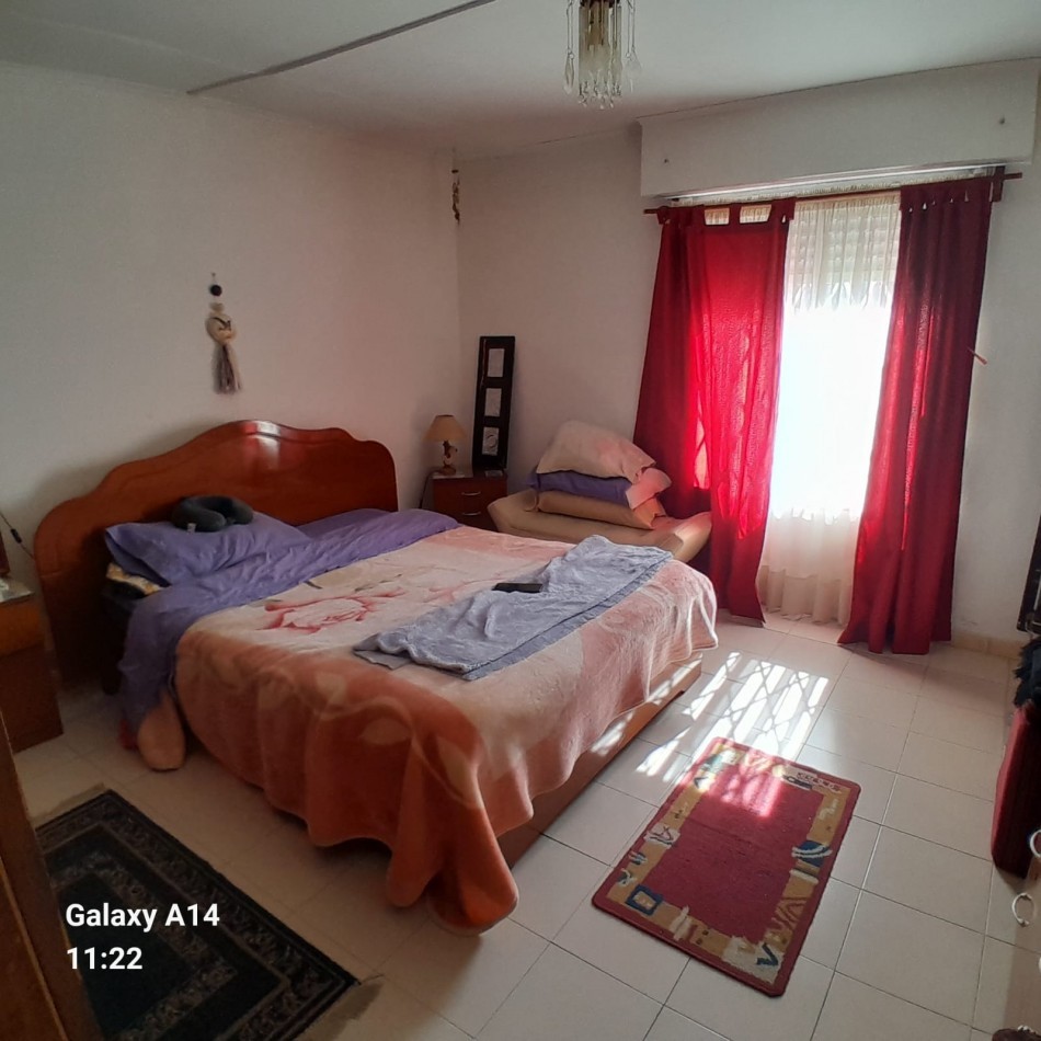 CASA CON GRAN LOTE EN BARRIO SARMIENTO.