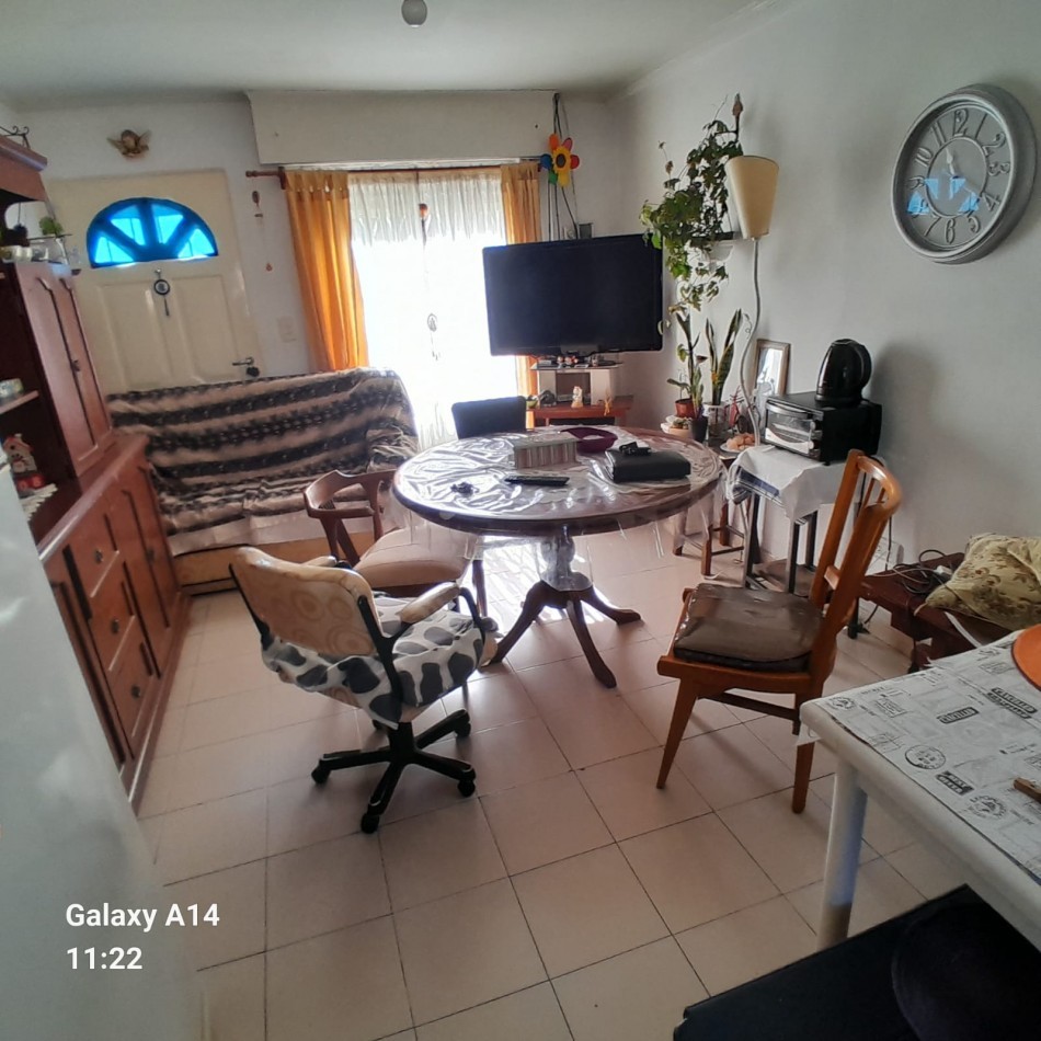 CASA CON GRAN LOTE EN BARRIO SARMIENTO.