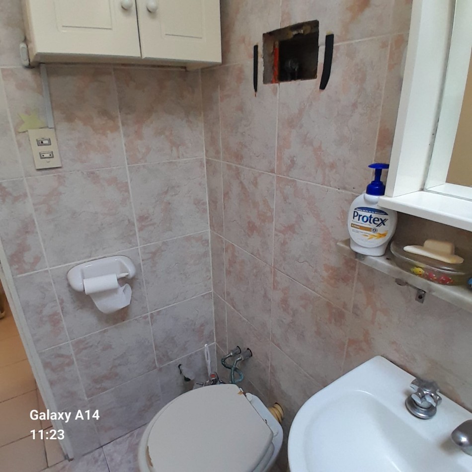CASA CON GRAN LOTE EN BARRIO SARMIENTO.