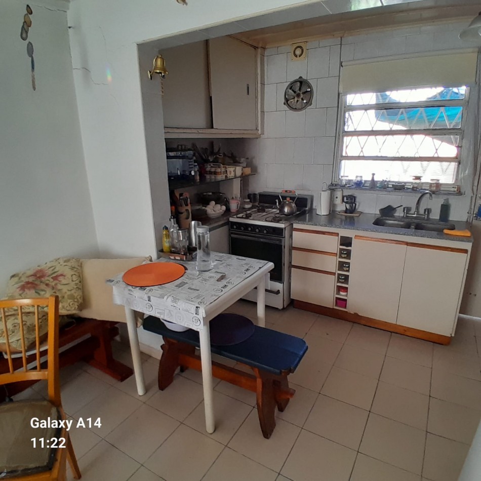 CASA CON GRAN LOTE EN BARRIO SARMIENTO.