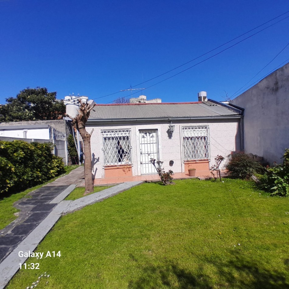 CASA CON GRAN LOTE EN BARRIO SARMIENTO.