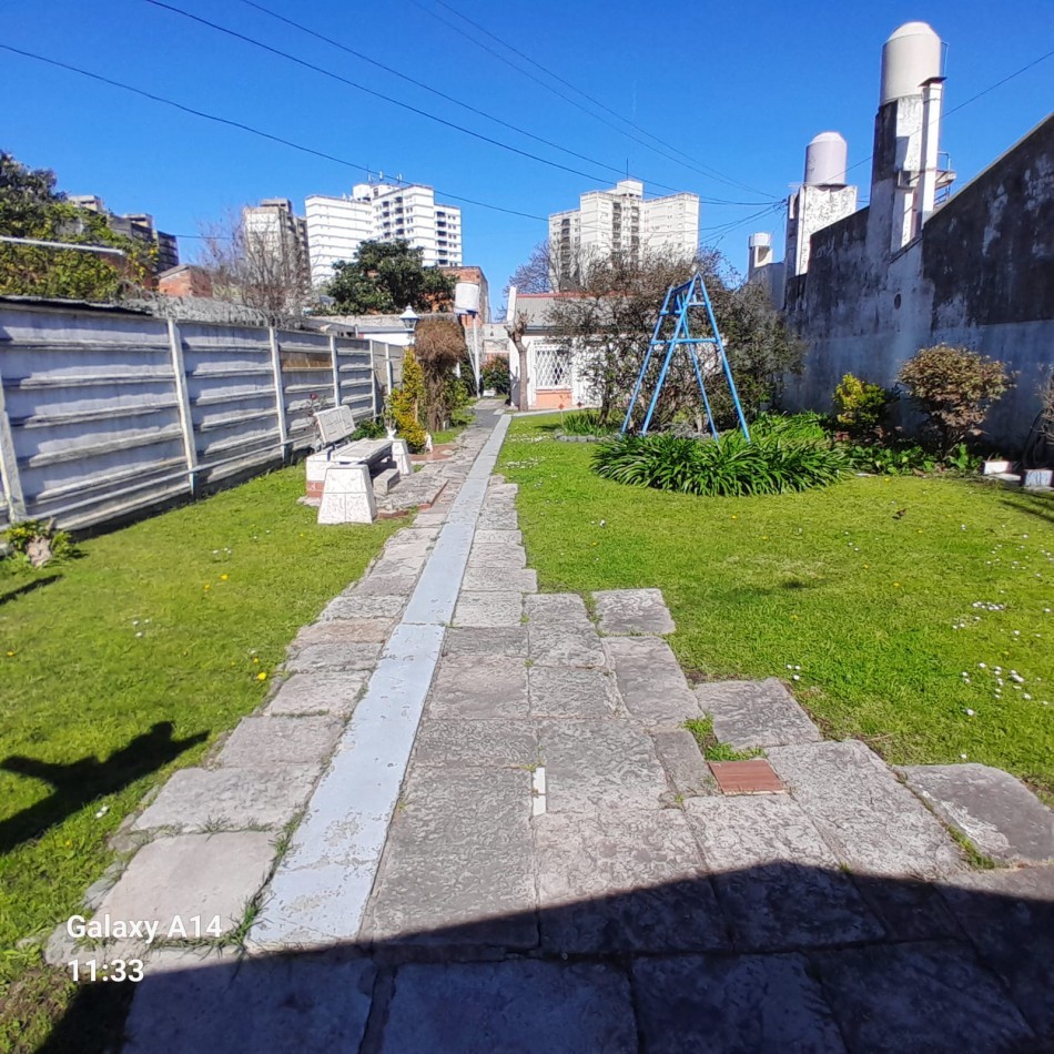 CASA CON GRAN LOTE EN BARRIO SARMIENTO.