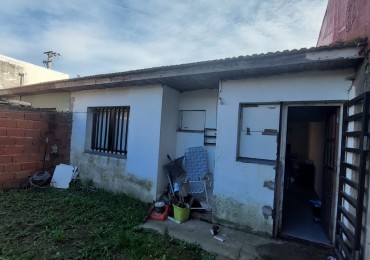 Casa 3 ambientes con entrada de auto y parque. Barrio Raices