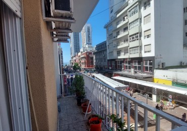 Dpto 3 ambientes reciclado con balcon a Peatonal San Martin y Cochera