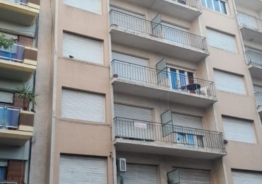 VENTA. DPTO 3 AMB A LA CALLE, ZONA FACULTAD DE DERECHO