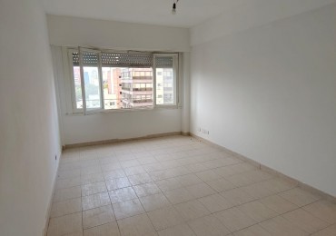 VENTA. DPTO 3 AMB A LA CALLE, ZONA FACULTAD DE DERECHO APTO CREDITO