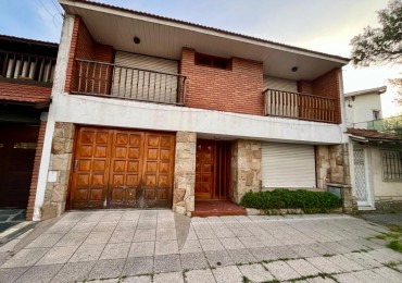 CHALET DE 4 AMBIENTES CON PARQUE. Apto credito