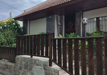 EXCELENTE CHALET 5 AMBIENTES. PARQUE LURO