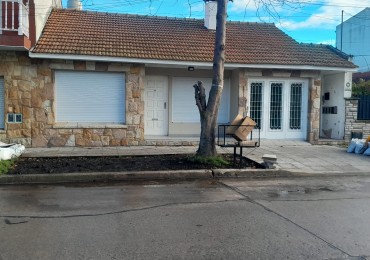 CHALET DE TRES AMBIENTES, RECICLADO. EN BARRIO VILLA PRIMERA