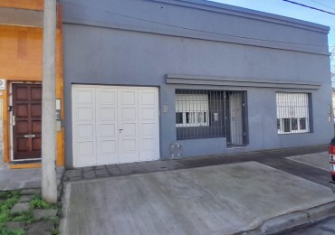 CASA RECICLADA DE 4 AMBIENTES EN BARRIO SARMIENTO