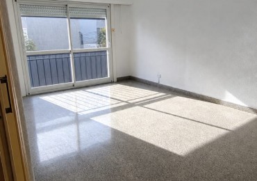 APTO CREDITO. DEPARTAMENTO DE TRES AMBIENTES CON BALCON. LURO Y SAN JUAN